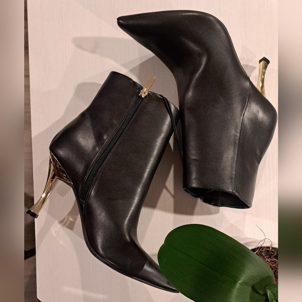 Nine West Elegant Black Ankle Boots with Gold Heel Sz 10